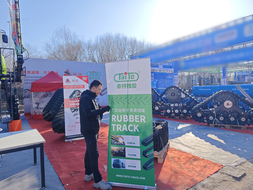 Últimos blogs da empresa sobre Taite Rubber apresenta toda a gama de sistemas de trilhos na Exposição de Máquinas Agrícolas de Heilongjiang de 2025